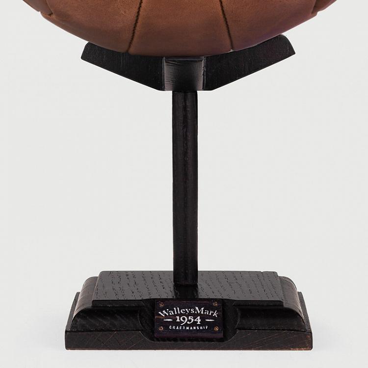 Коричневый винтажный кожаный мяч мяч 1954 на деревянной подставке Match Ball 1954 With Stand, Old Brown